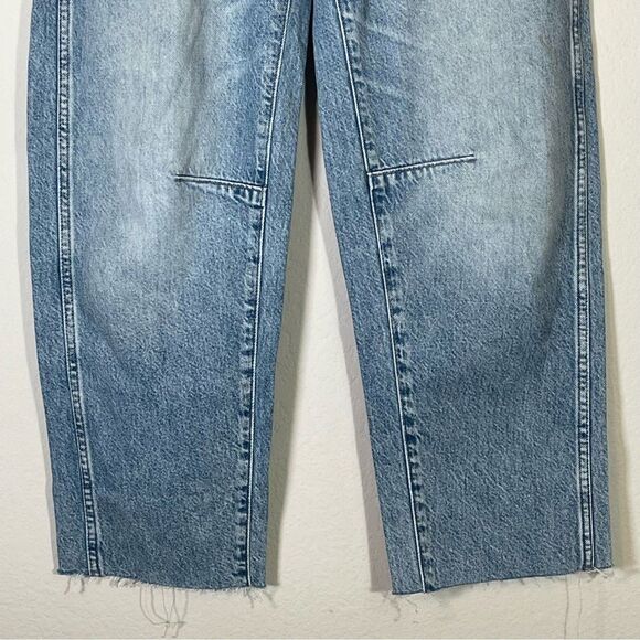 Madewell NWT Darted Barrel Leg Jeans Size 25 in Riverbend Wash, Rigid, Raw Hems - Picture 5 of 16